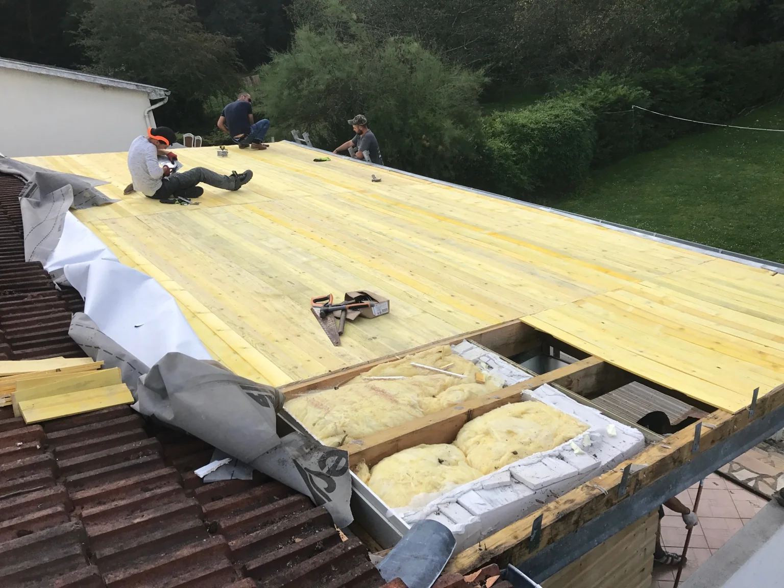 Support en planches de bois en cours de pose sur la toiture dans l’Oise