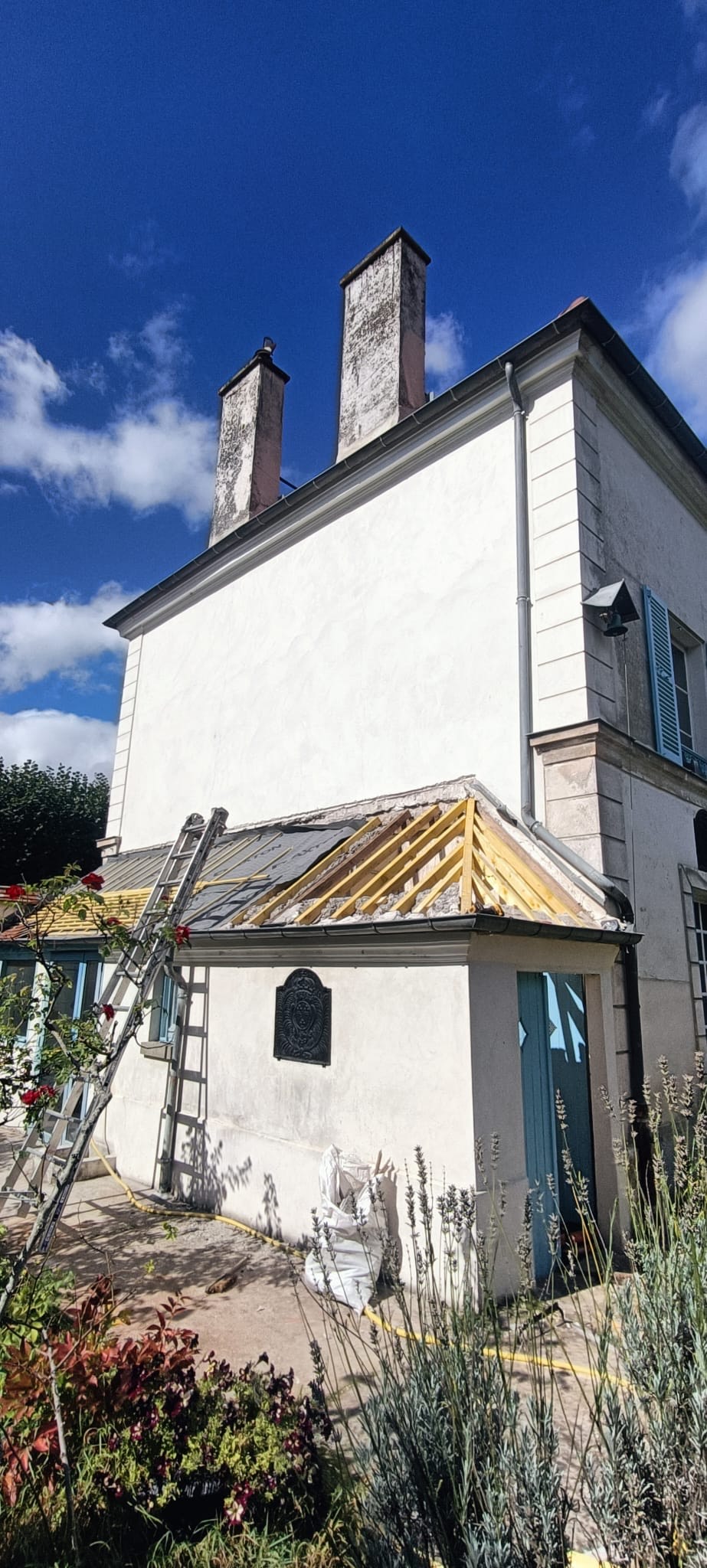 Annexe à Creil pendant les travaux, structure et liteaux apparents