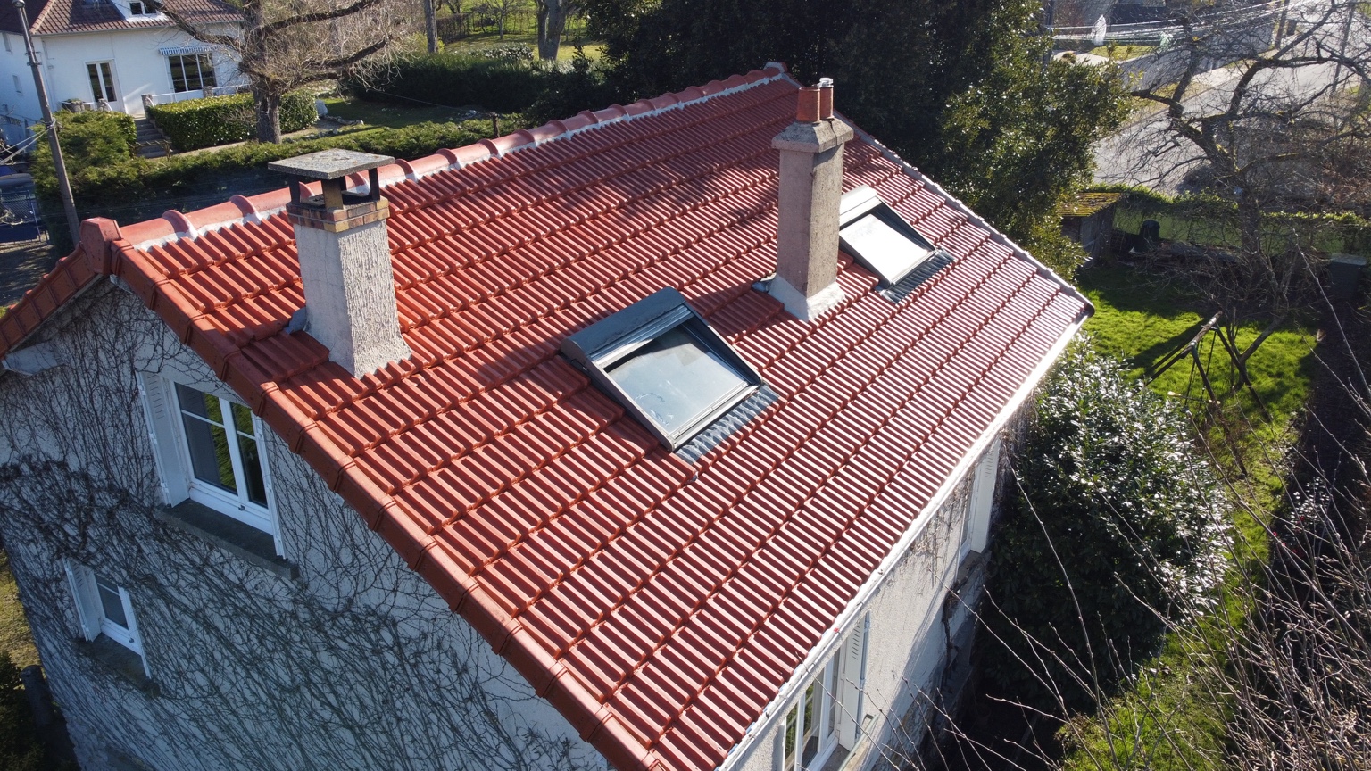 Toiture rouge avec deux fenêtres de toit après une rénovation dans l’Oise