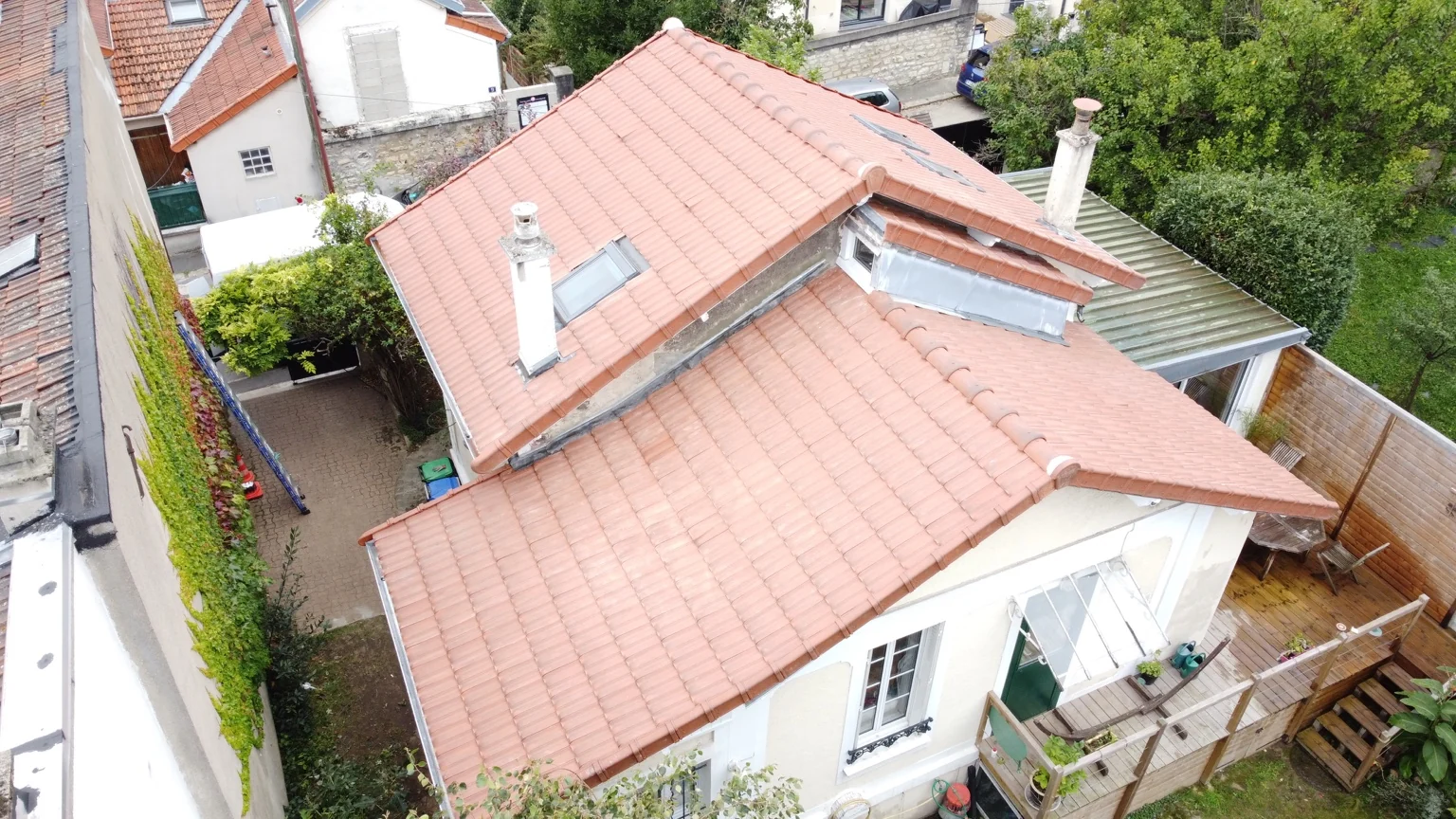 Vue aérienne d’un autre versant couvert de tuiles dans l’Oise