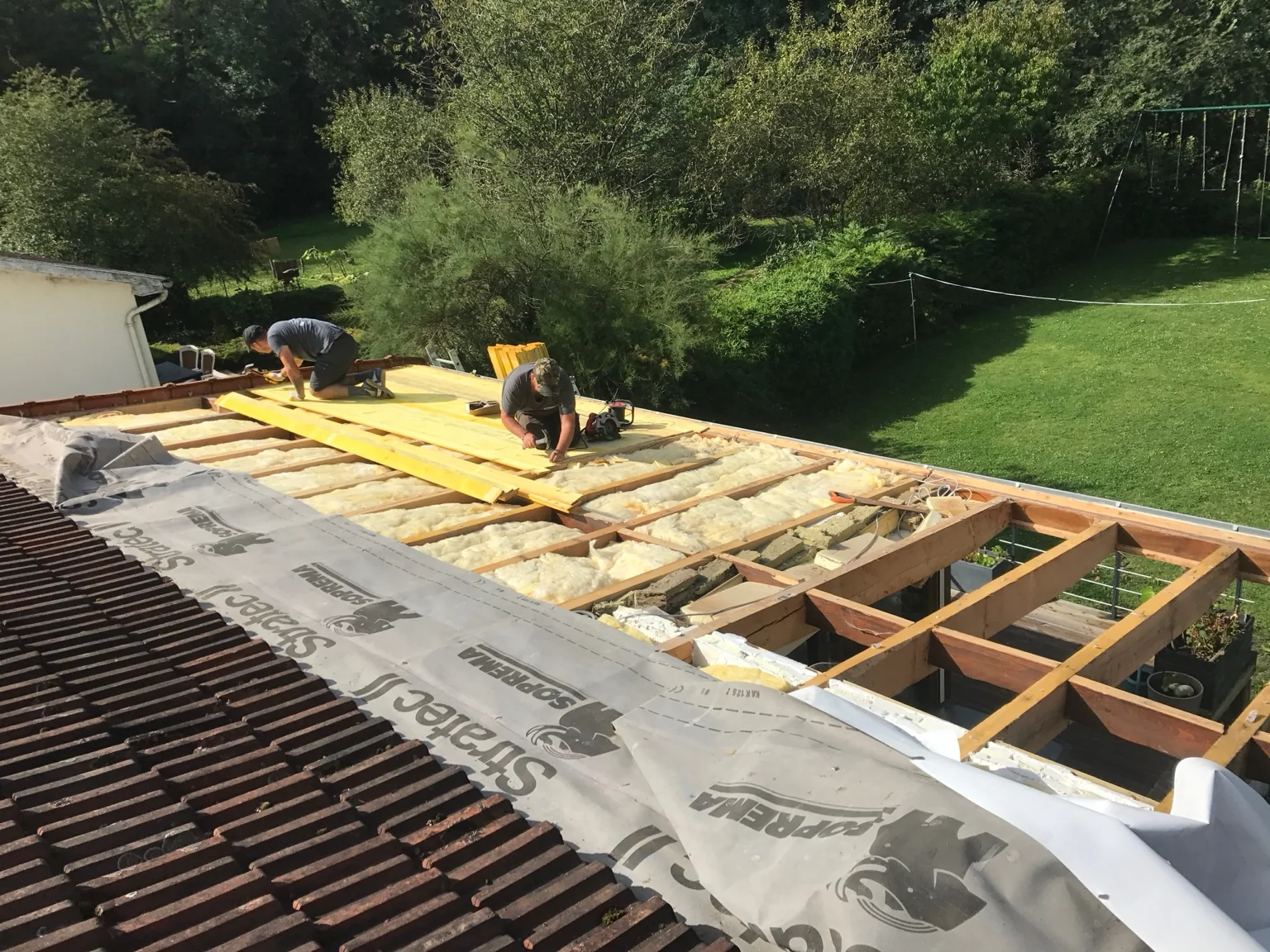 Isolation visible entre les éléments de bois au début des travaux de toiture dans l’Oise