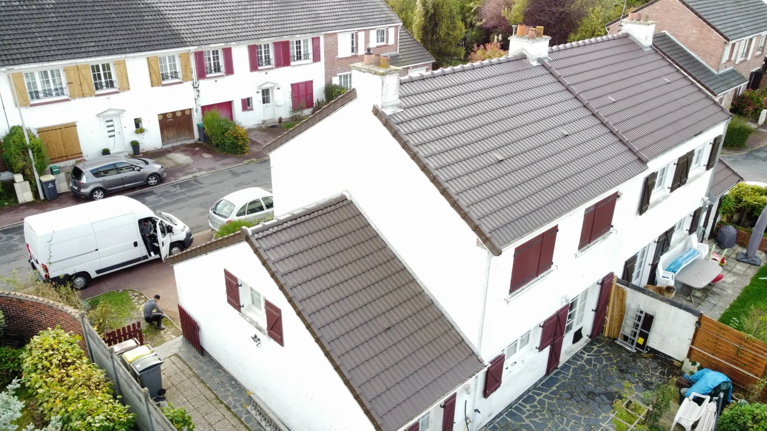 Vue aérienne de maisons mitoyennes blanches couvertes de tuiles gris-brun dans l’Oise